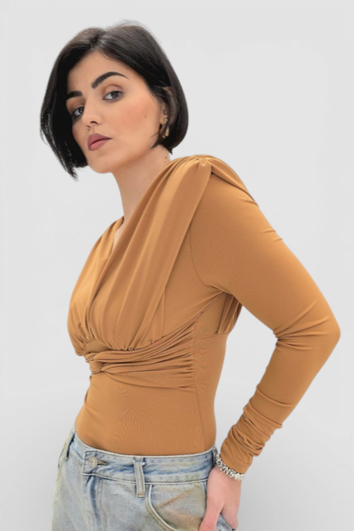 Majica Etta u camel boji s naborima i  jastučićima na ramenima