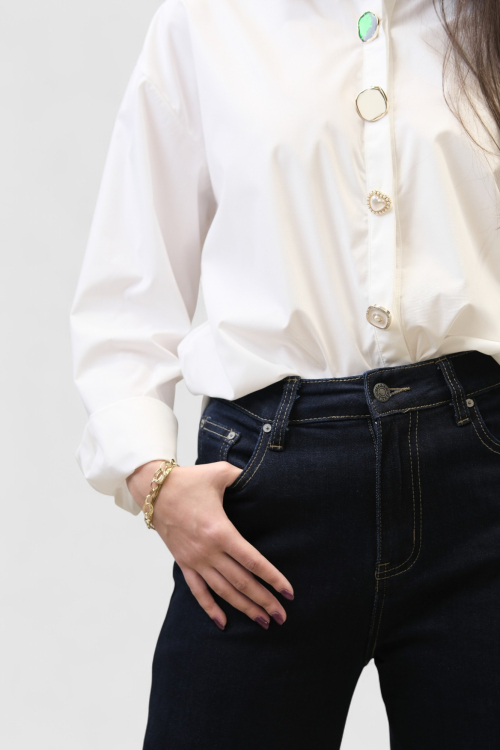 Ženska bijela oversized košulja Carlota s ukrasnim gumbima