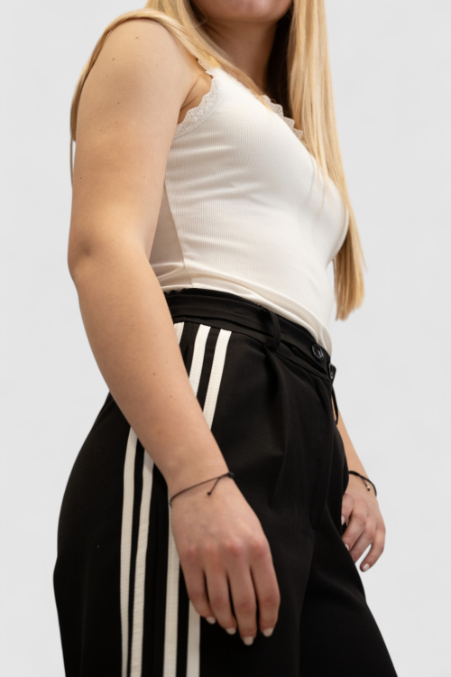 Ženske crne modne ravne hlače s prugama Cristina