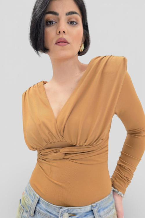 Majica Etta u camel boji s naborima i  jastučićima na ramenima