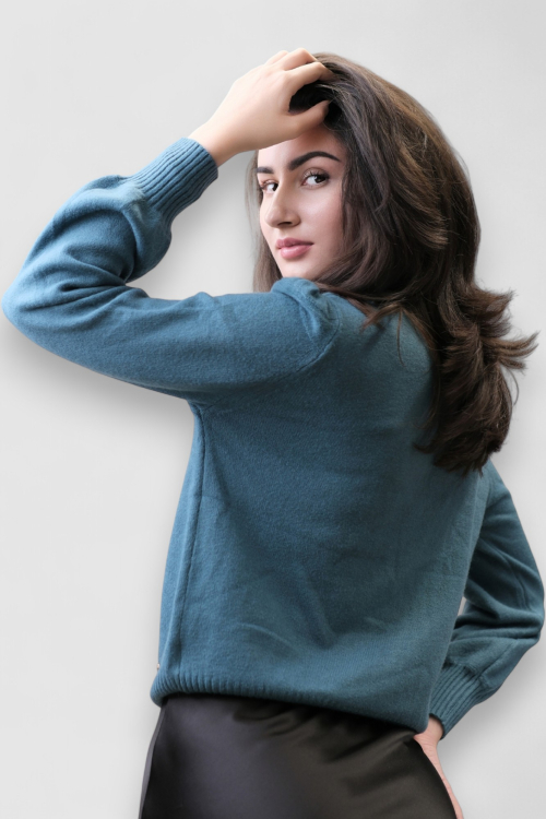 Ženski topliji džemper Maelle u petrolej boji s naboranim šavom na ramenima