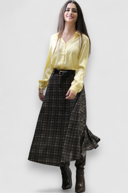 Ženska satenska košulja Fianna u nježno žutoj boji s diskretnim sjajem i klasičnim krojem