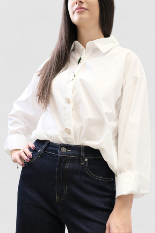 Ženska bijela oversized košulja Carlota s ukrasnim gumbima