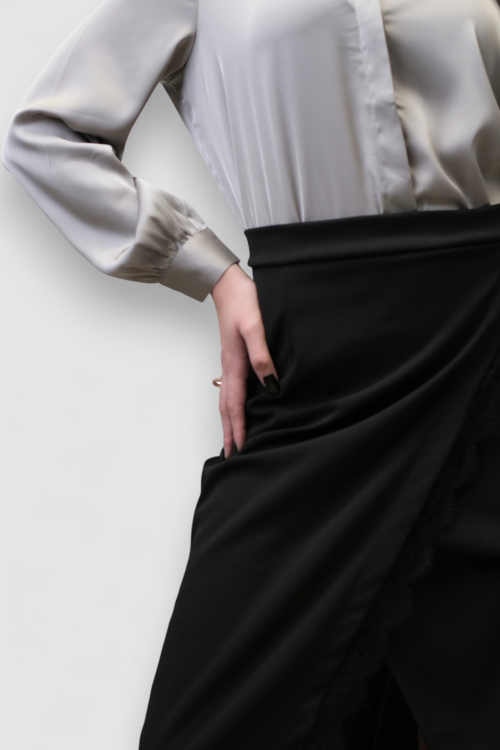 Ženska crna suknja Izabella s prorezom i čipkom