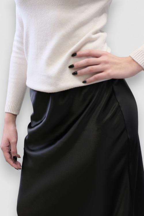 Satenska suknja Isolde u crnoj boji s diskretnim sjajem