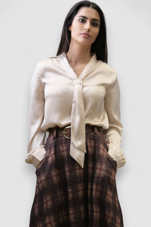 Ženska satenska košulja Ivania u bež boji s ukrasnom kravatom, bez kopčanja