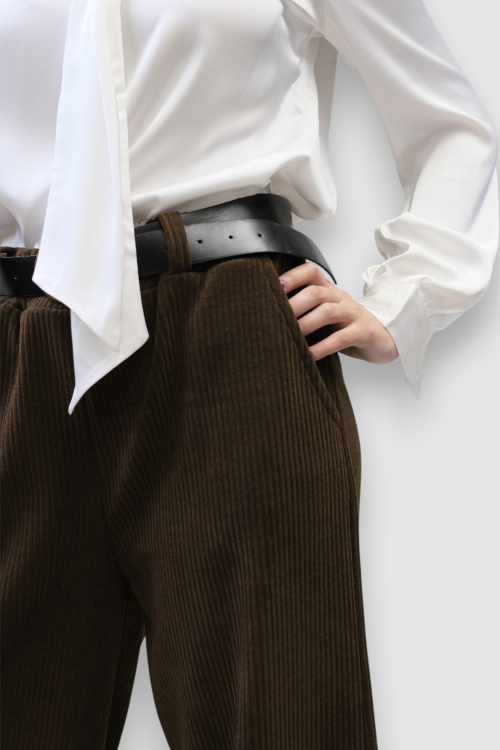 Ženska satenska košulja Ivania u bijeloj boji s ukrasnom kravatom