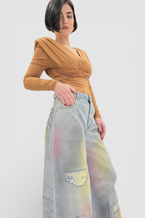 Majica Etta u camel boji s naborima i  jastučićima na ramenima