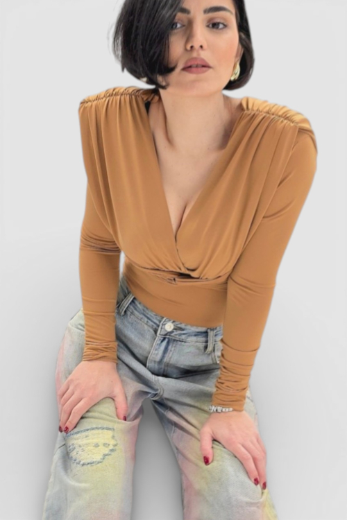 Majica Etta u camel boji s naborima i  jastučićima na ramenima