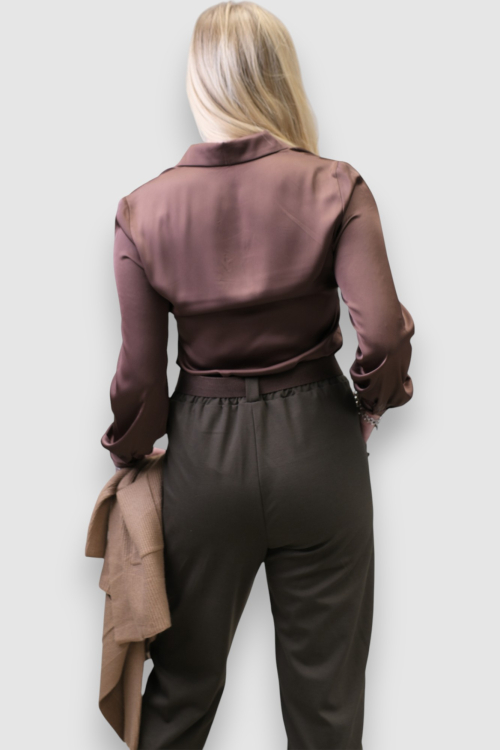 Nježna satenska košulja Fianna u tamno smeđoj boji