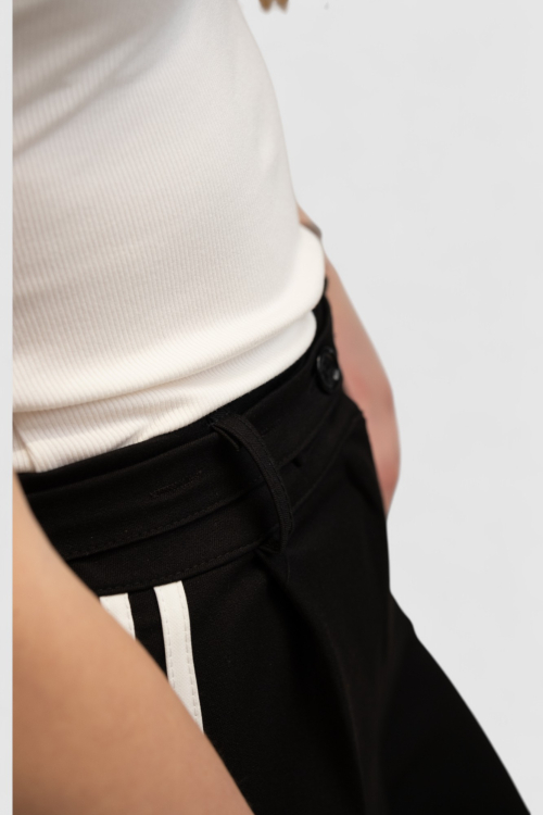 Ženske crne modne ravne hlače s prugama Cristina