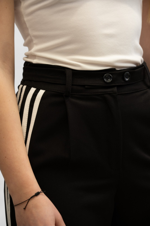 Ženske crne modne ravne hlače s prugama Cristina