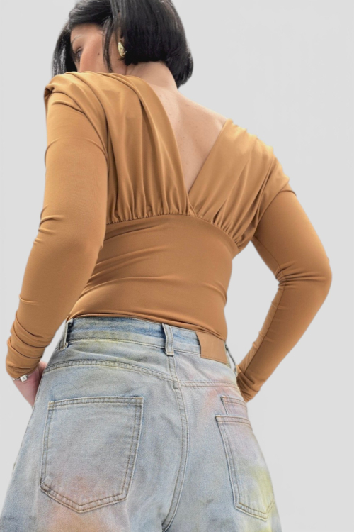 Majica Etta u camel boji s naborima i  jastučićima na ramenima