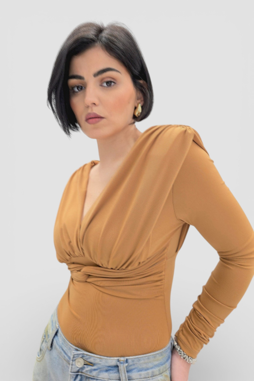 Majica Etta u camel boji s naborima i  jastučićima na ramenima