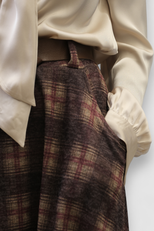 Ženska satenska košulja Ivania u bež boji s ukrasnom kravatom, bez kopčanja