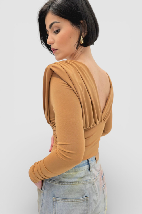 Majica Etta u camel boji s naborima i  jastučićima na ramenima