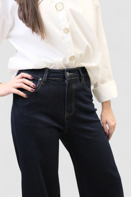 Ženska bijela oversized košulja Carlota s ukrasnim gumbima