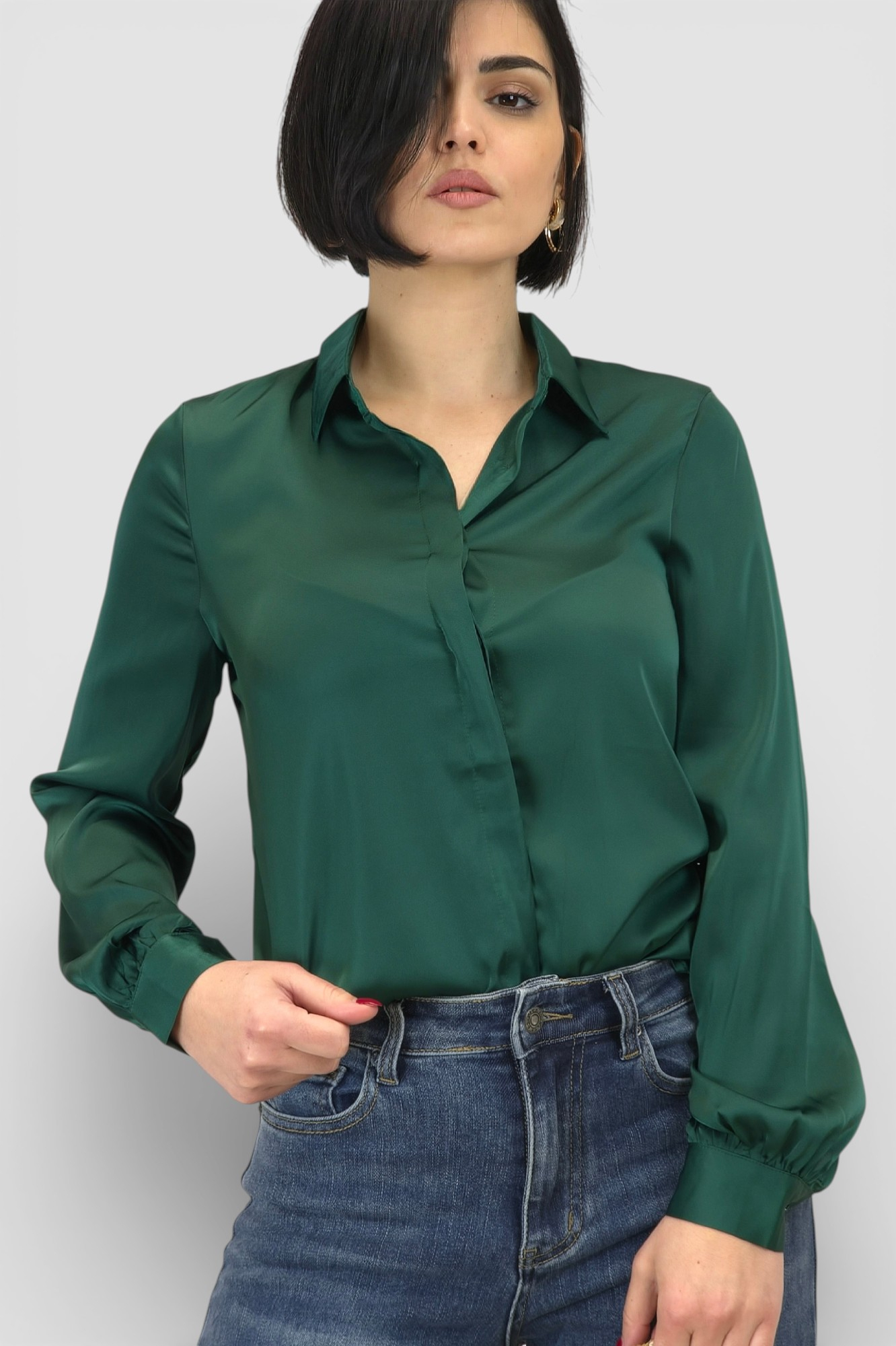 Ženska satenska košulja Fianna u smaragdno zelenoj boji s diskretnim sjajem