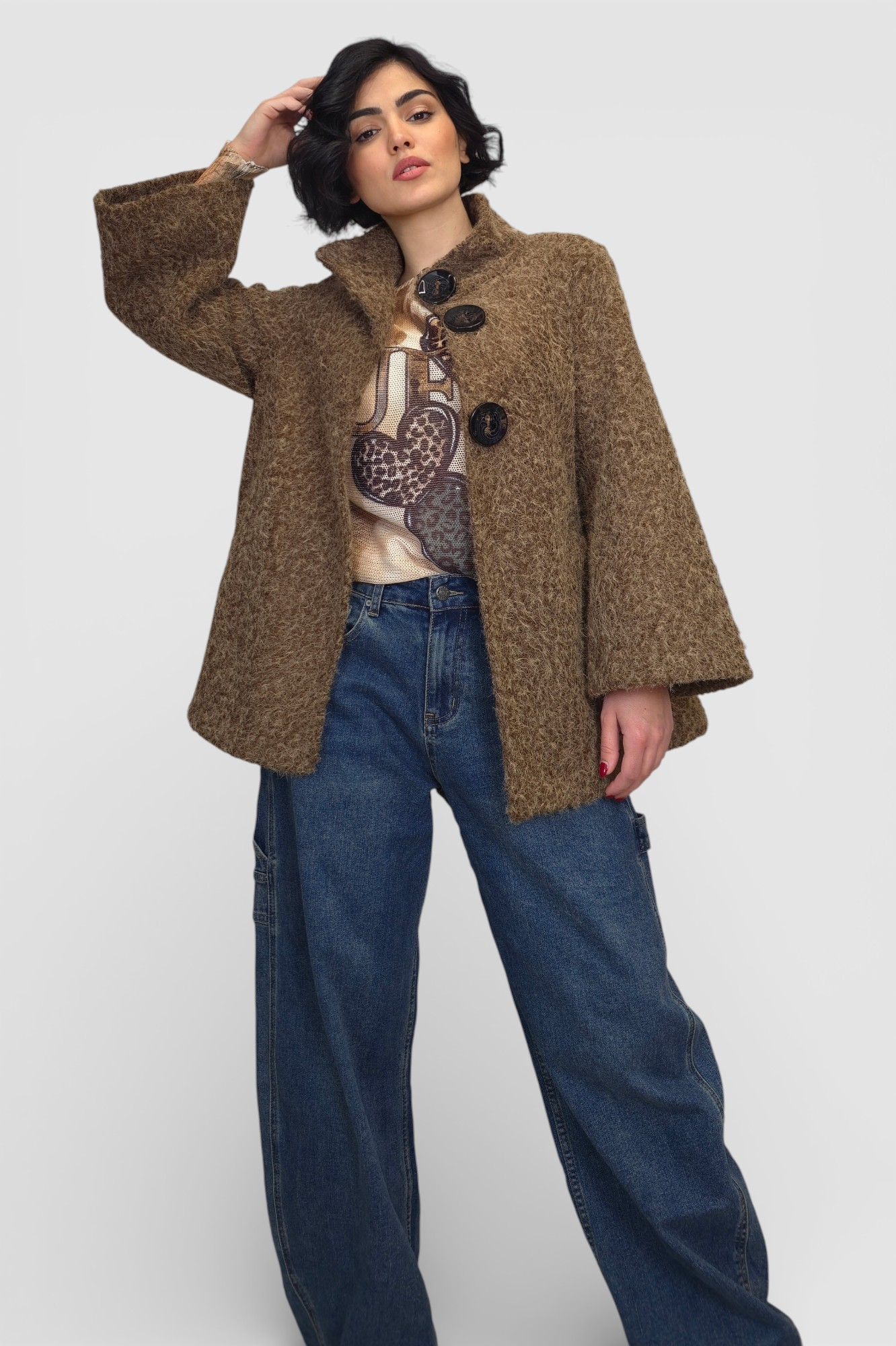 Ženski kratki kaputić Bruna u smeđoj boji s povišenom kragnom i gumbima