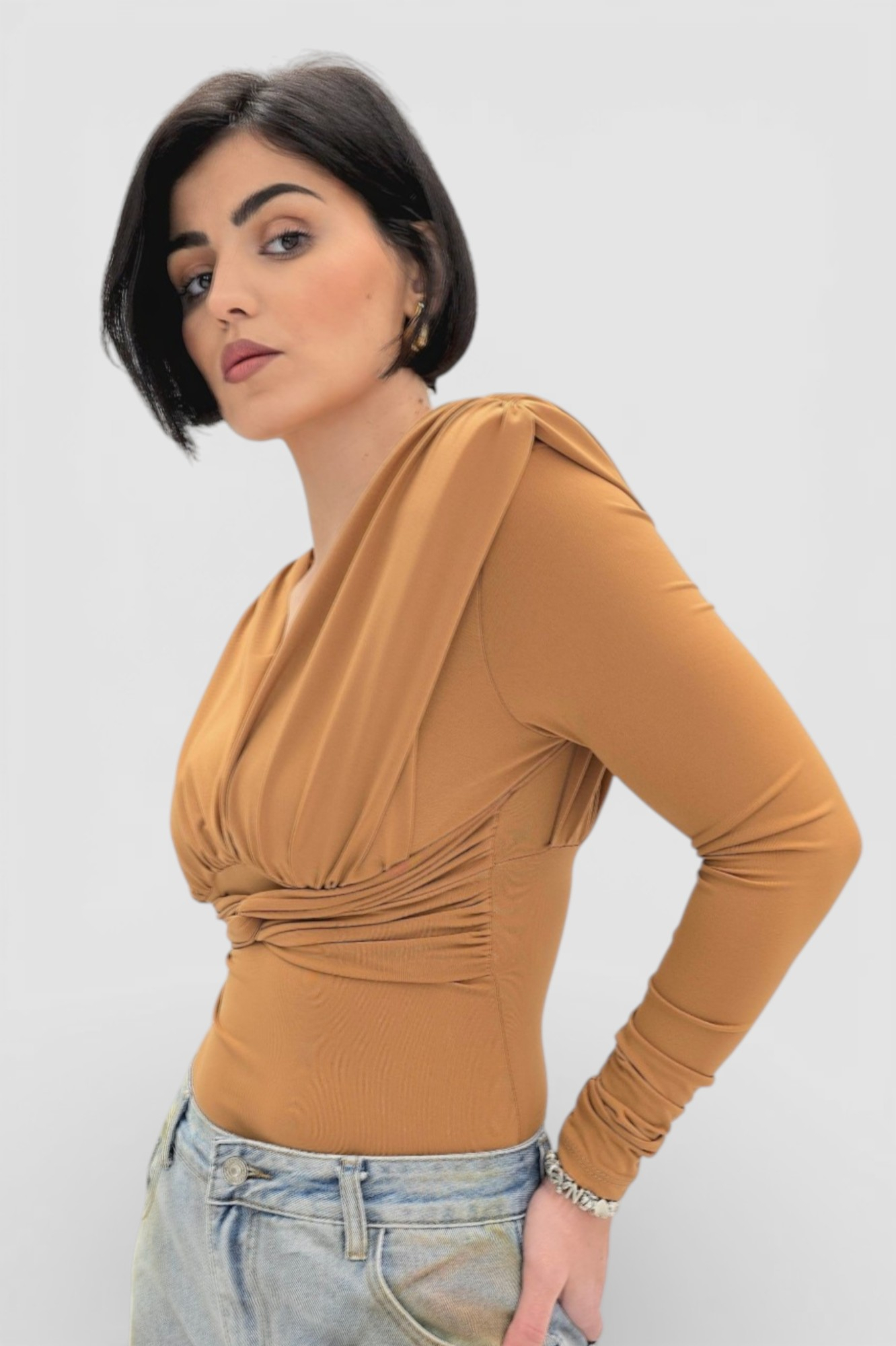 Majica Etta u camel boji s naborima i  jastučićima na ramenima