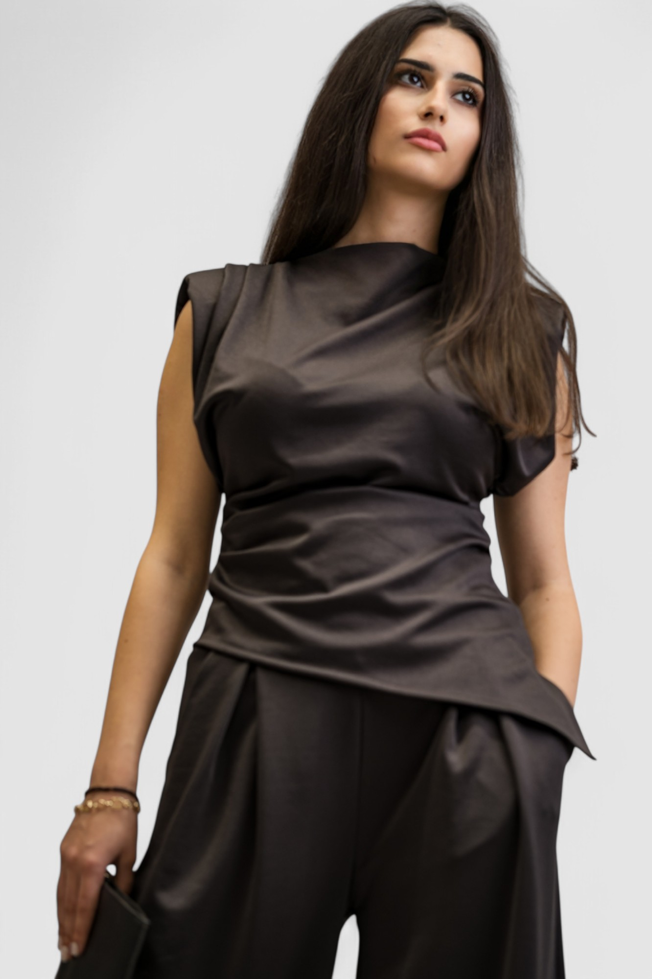 Ženski tamno sivi komplet s asimetričnim topom Francine