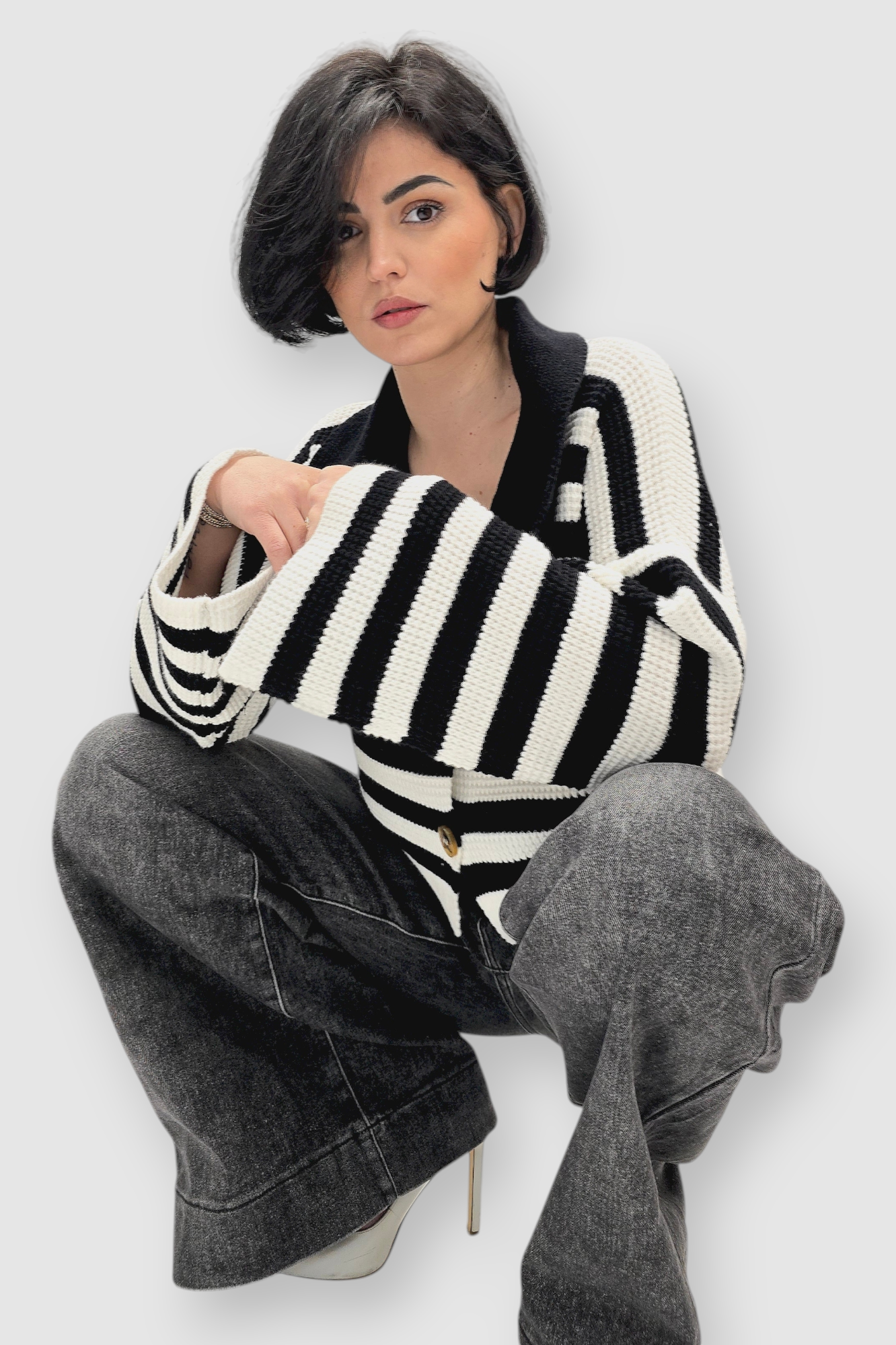 Pleteni prugasti džemper Chana s dubokim V-izrezom i velikim ovratnikom na rever