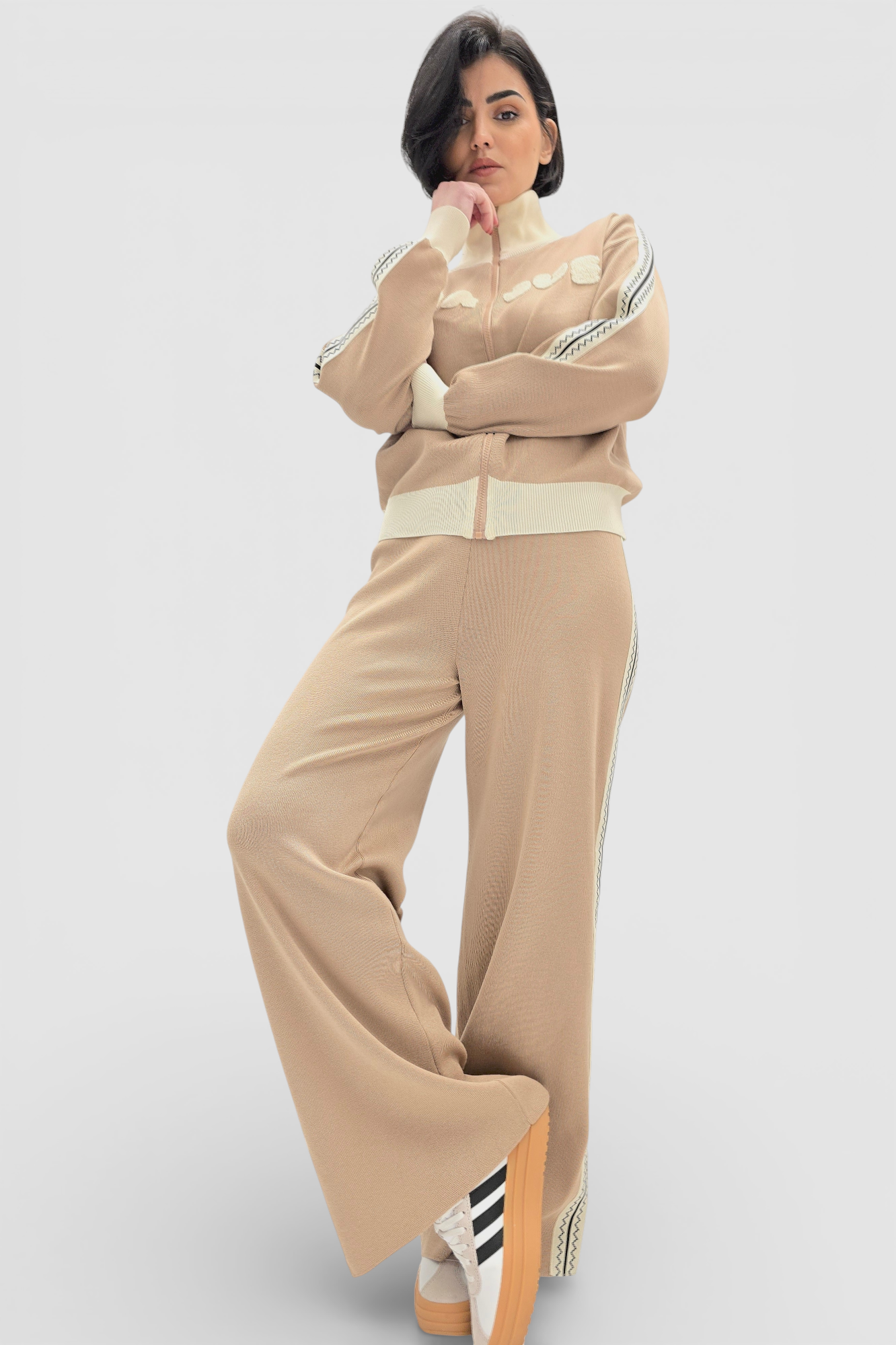 Ženska bež viskozna trenirka Coral u retro stilu