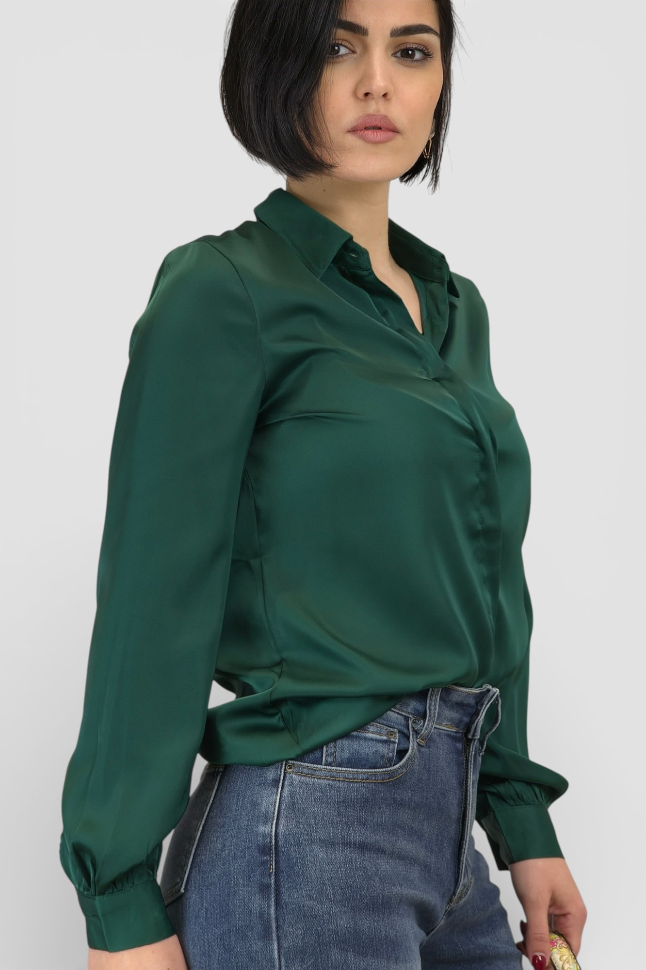 Ženska satenska košulja Fianna u smaragdno zelenoj boji s diskretnim sjajem