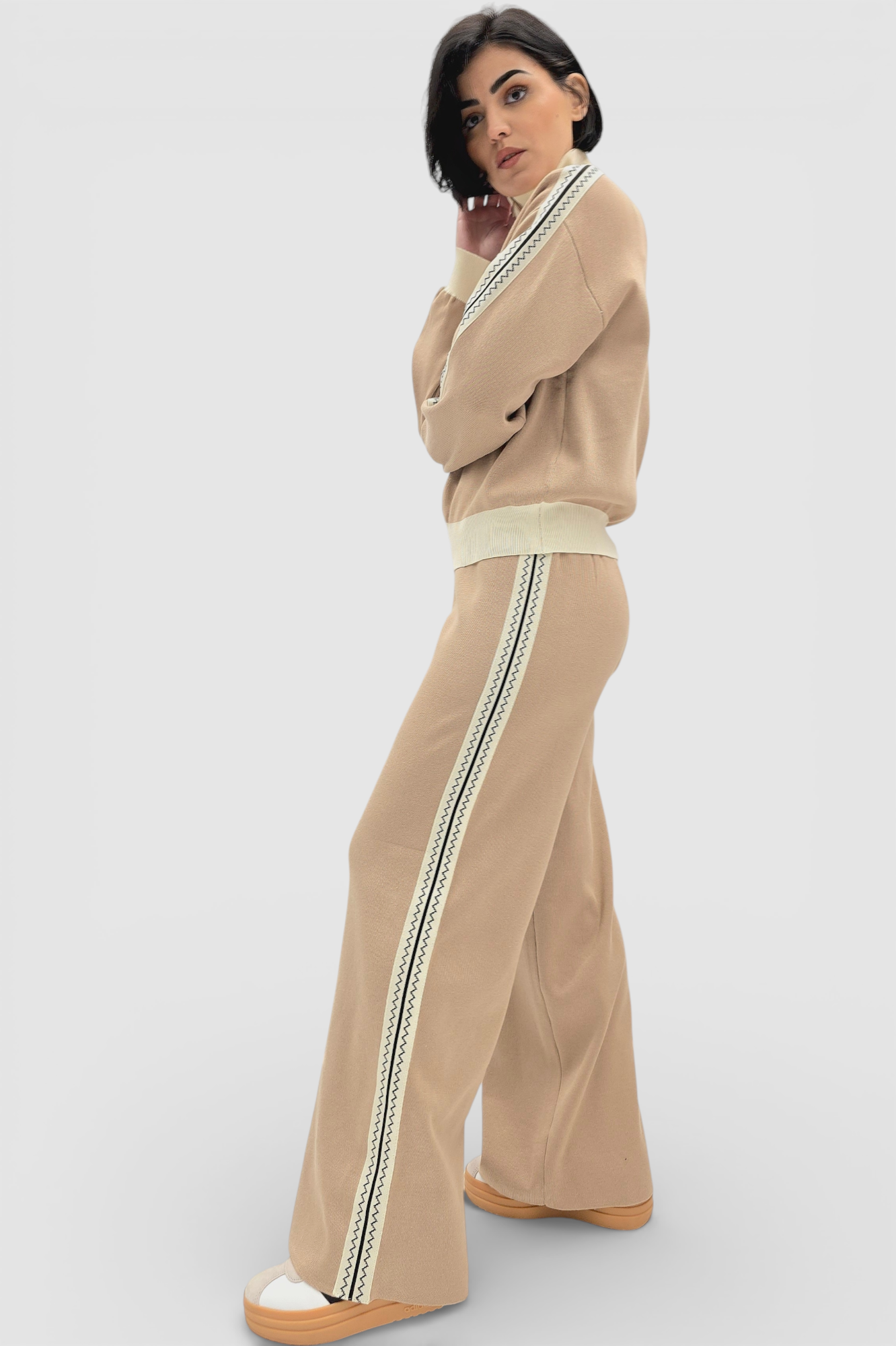 Ženska bež viskozna trenirka Coral u retro stilu