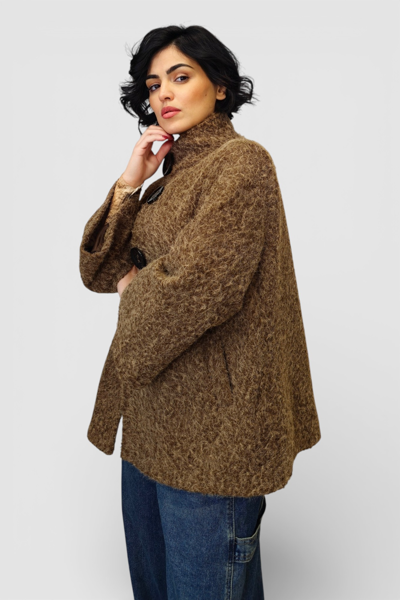 Ženski kratki kaputić Bruna u smeđoj boji s povišenom kragnom i gumbima