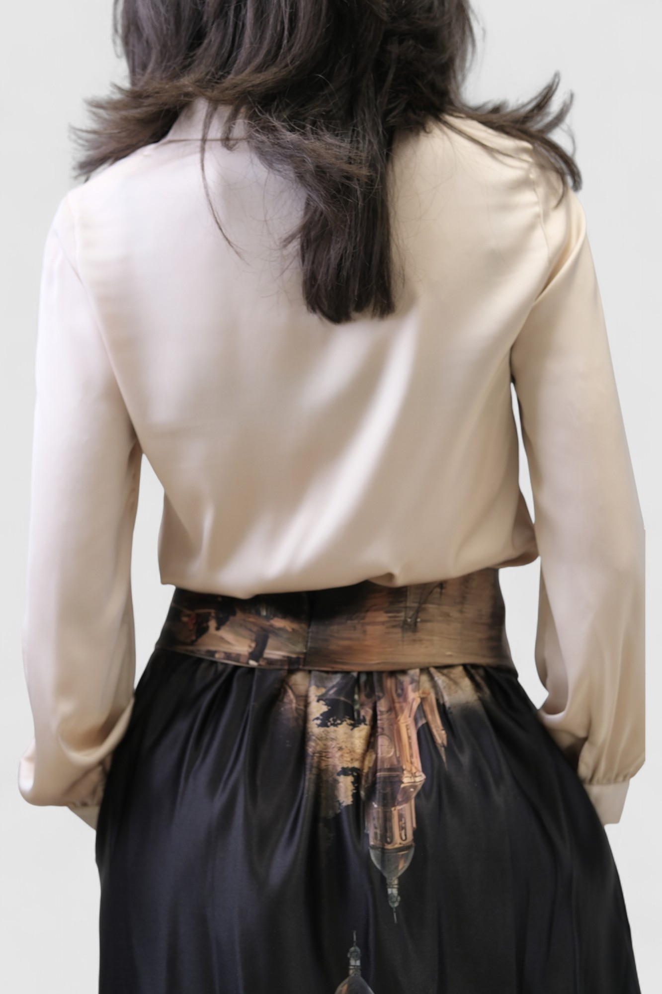 Nježna satenska košulja Fianna u bež boji