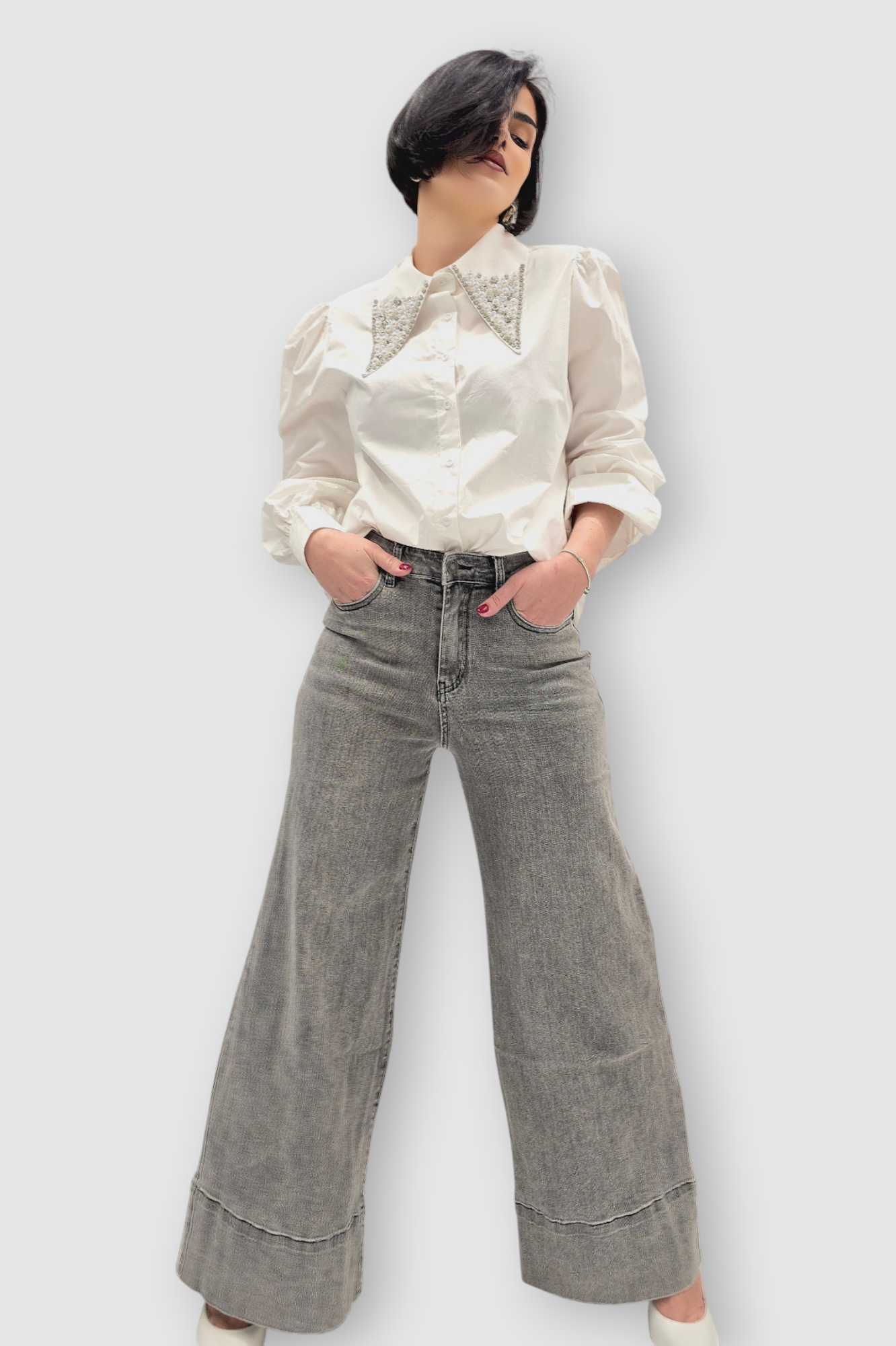 Ženska bijela košulja Belen dugih rukava ukrašena biserima i kristalima na kragni