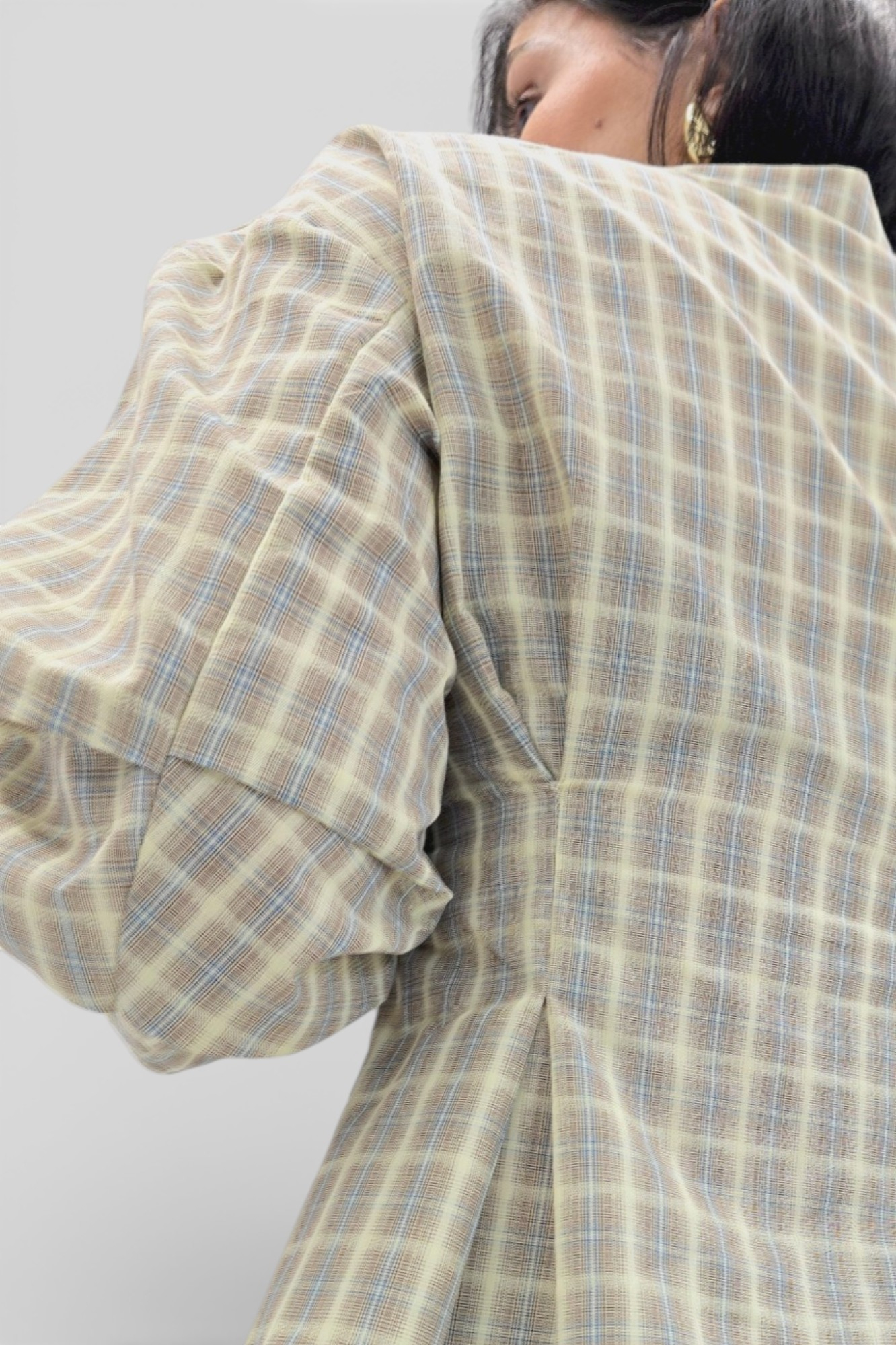 Trendi bež karirana strukirana košulja Lauren sa efektom preklopa i širokim rukavima