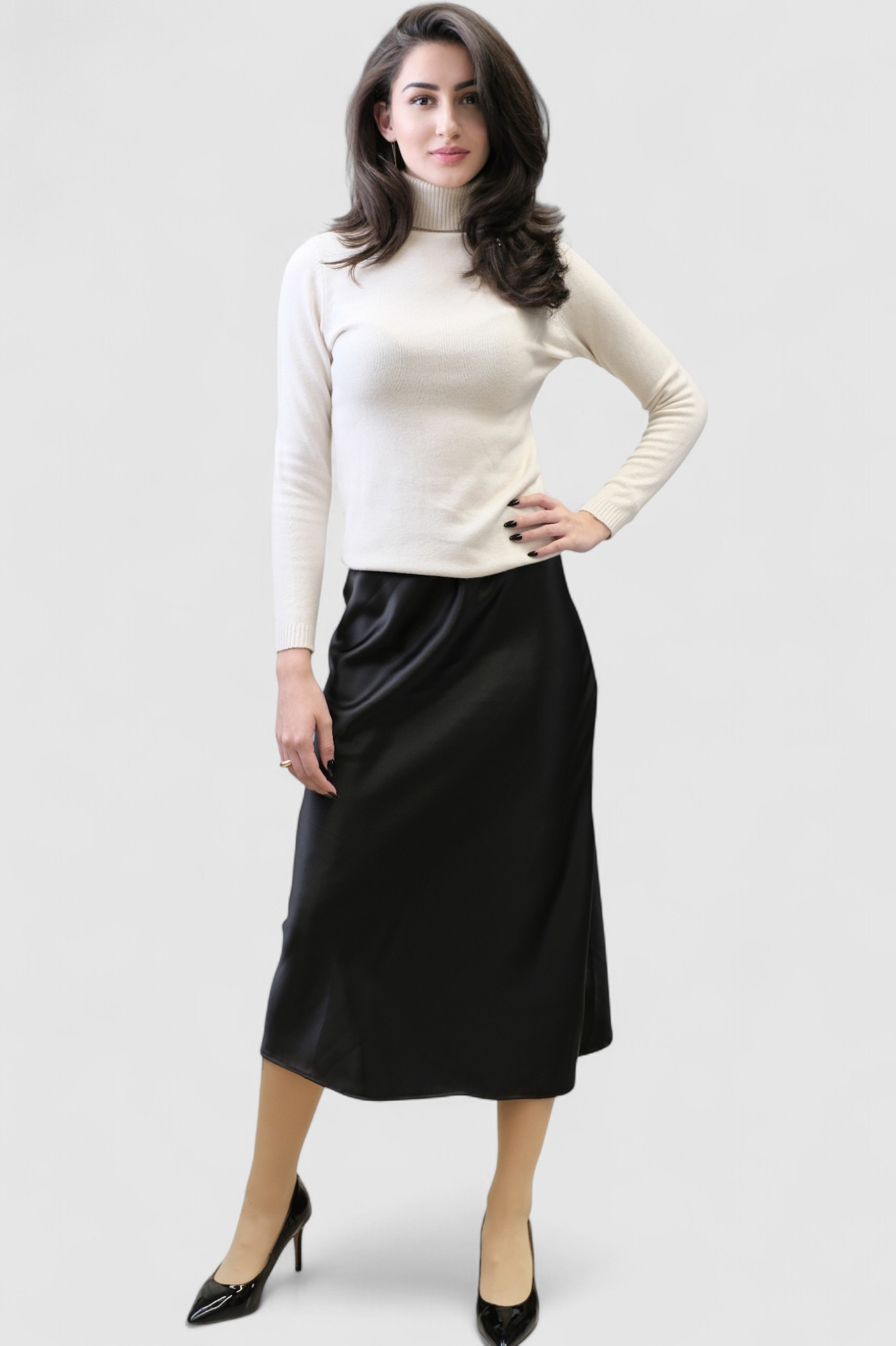 Satenska suknja Isolde u crnoj boji s diskretnim sjajem