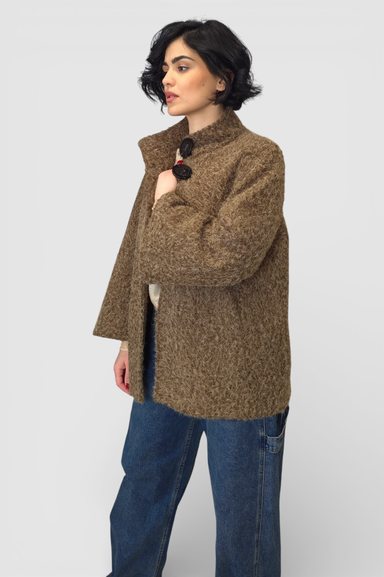 Ženski kratki kaputić Bruna u smeđoj boji s povišenom kragnom i gumbima