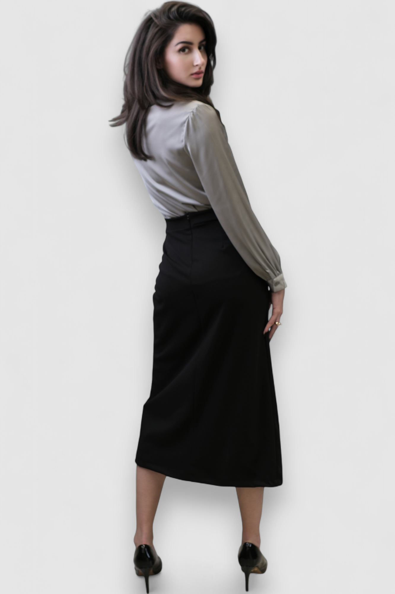 Ženska crna suknja Izabella s prorezom i čipkom