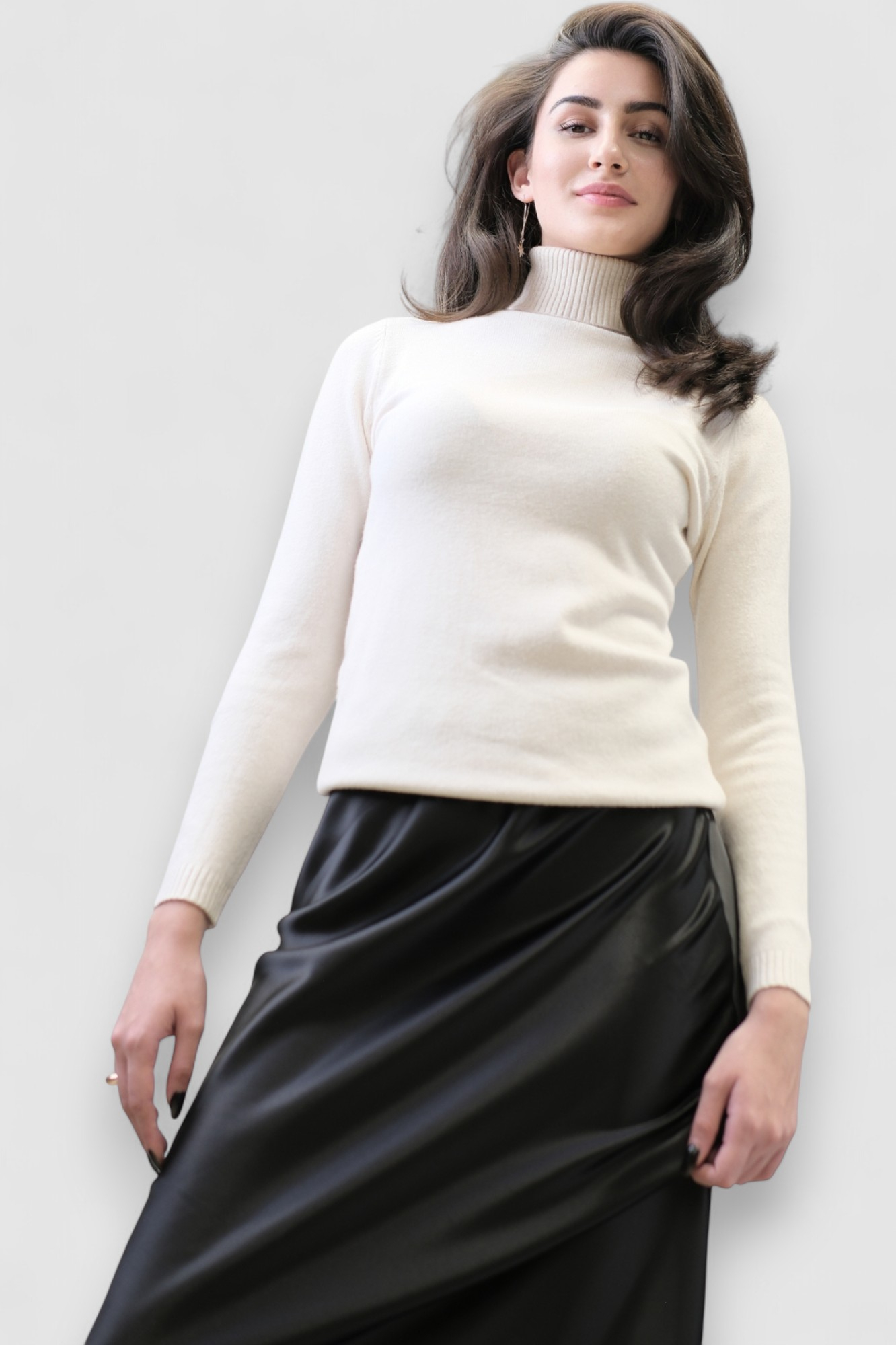 Satenska suknja Isolde u crnoj boji s diskretnim sjajem