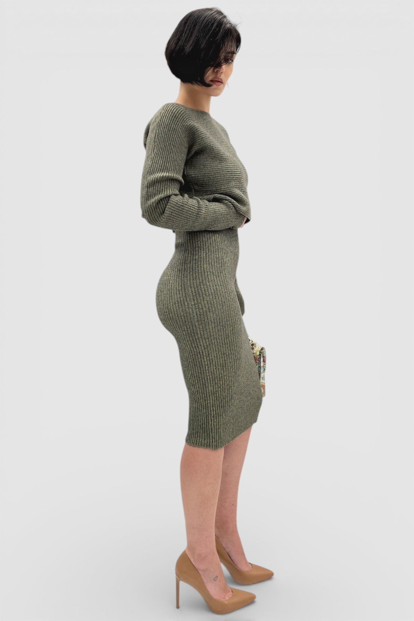 Komplet rebraste viskozne haljine i džempera u kaki boji Catrina