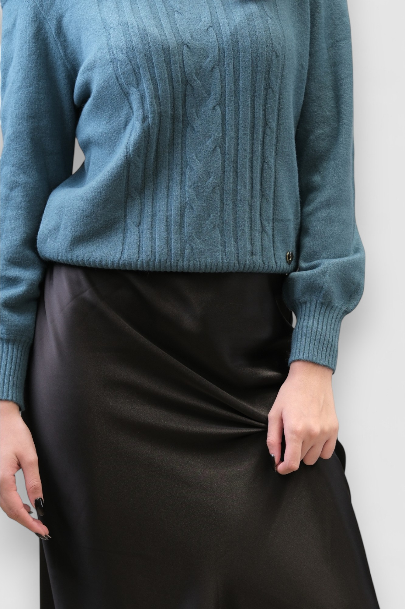 Ženski topliji džemper Maelle u petrolej boji s naboranim šavom na ramenima