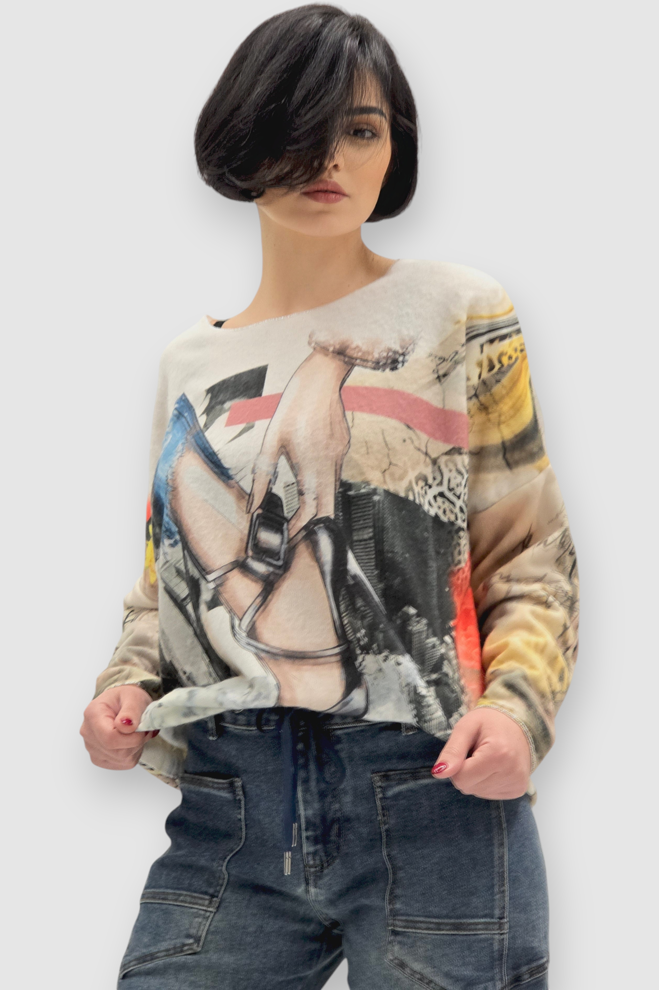 Ženska mekana majica Fara sa printom sandale i srebnim koncem na ovratniku