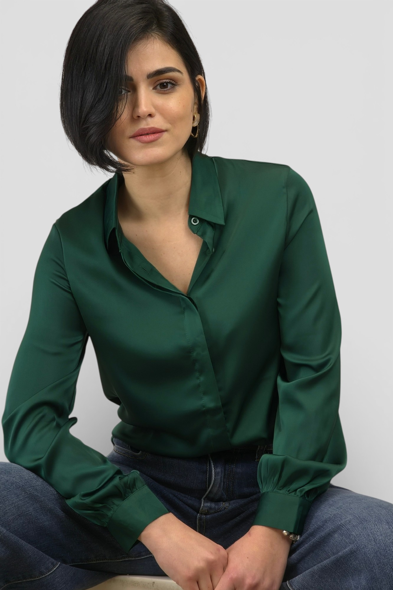 Ženska satenska košulja Fianna u smaragdno zelenoj boji s diskretnim sjajem