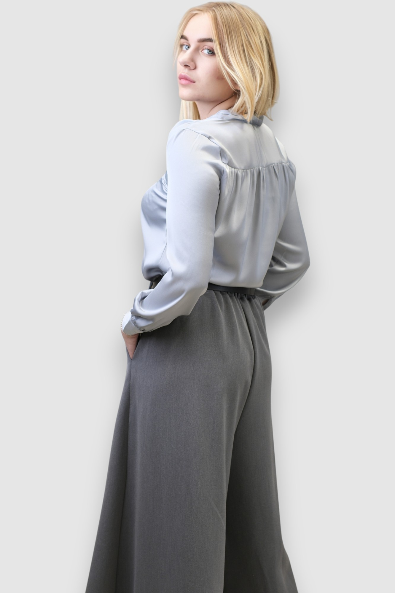 Ženska satenska košulja Ivania u sivoj boji s ukrasnom kravatom