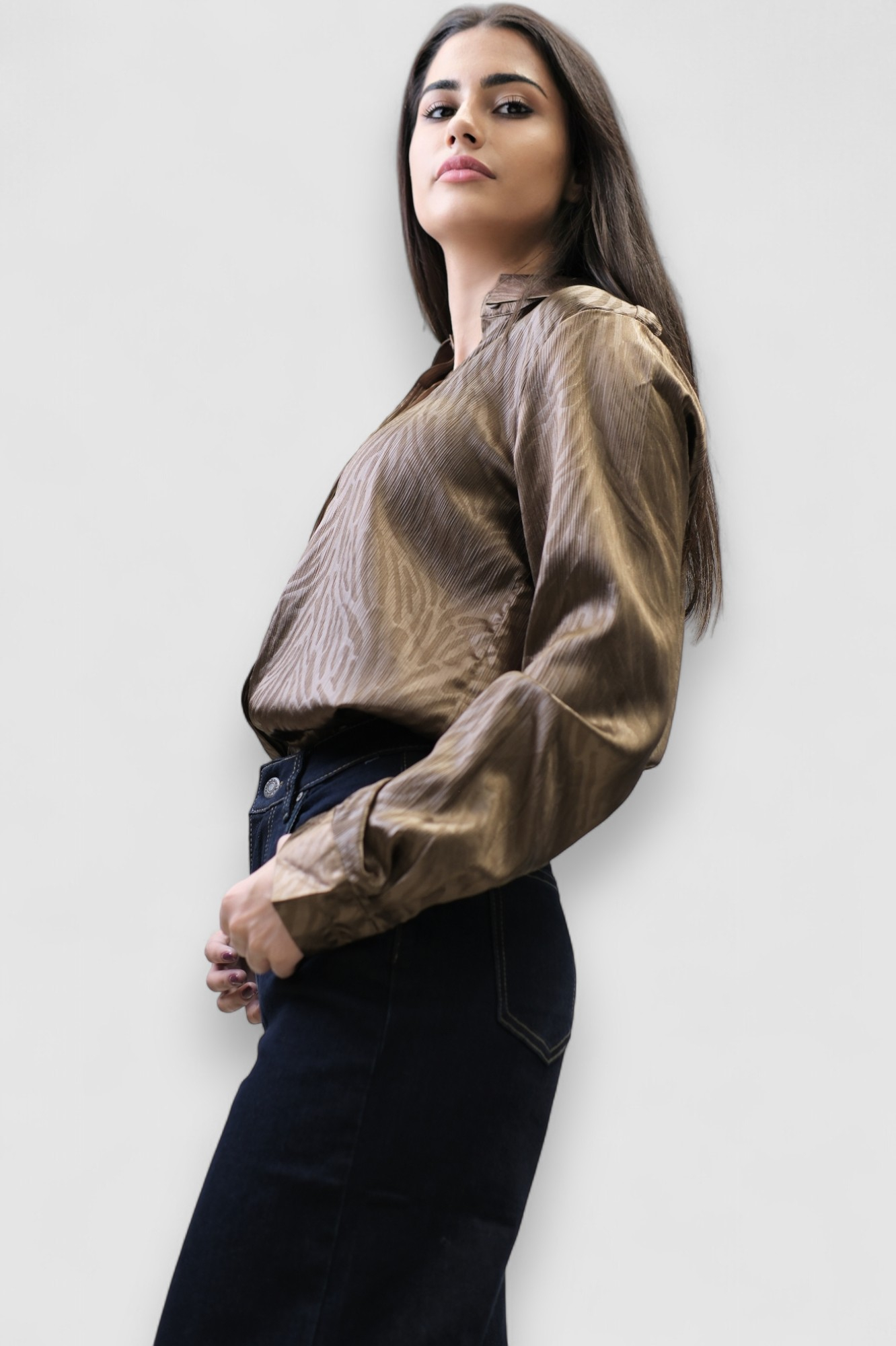 Ženska smeđa satenska košulja sa uzorkom Iriana