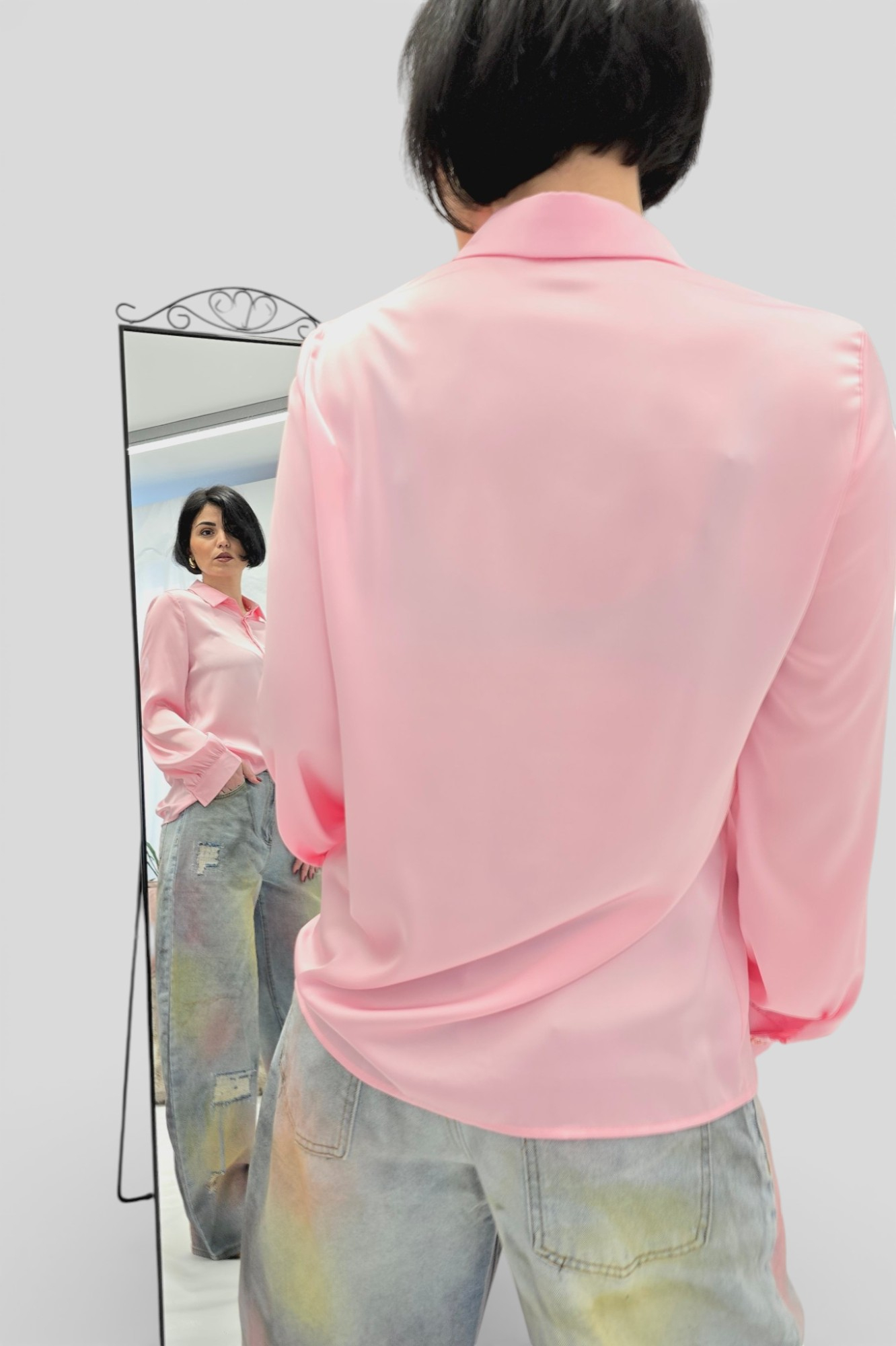 Ženska satenska košulja Fianna u nježno roza boji s diskretnim sjajem