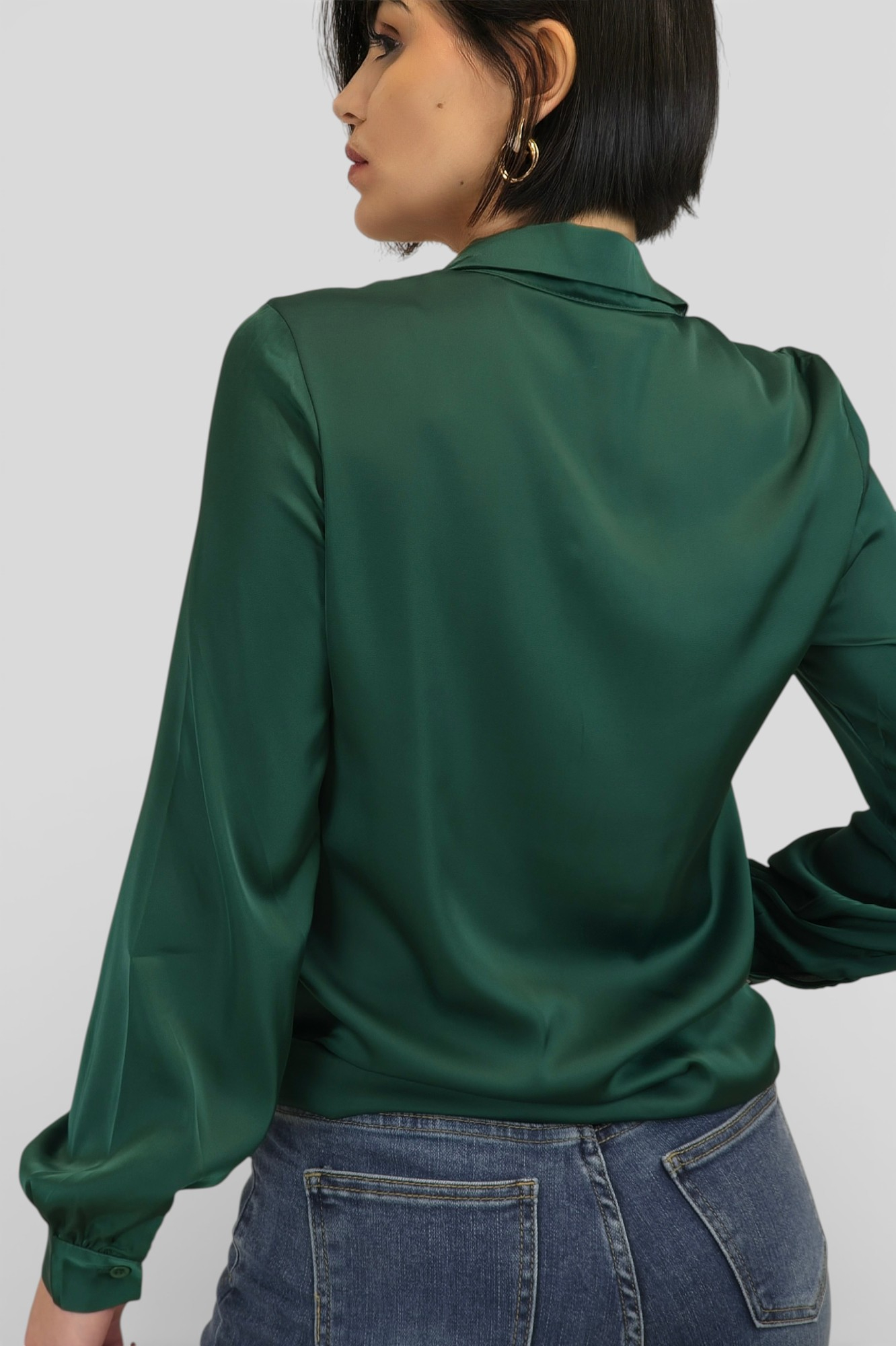 Ženska satenska košulja Fianna u smaragdno zelenoj boji s diskretnim sjajem