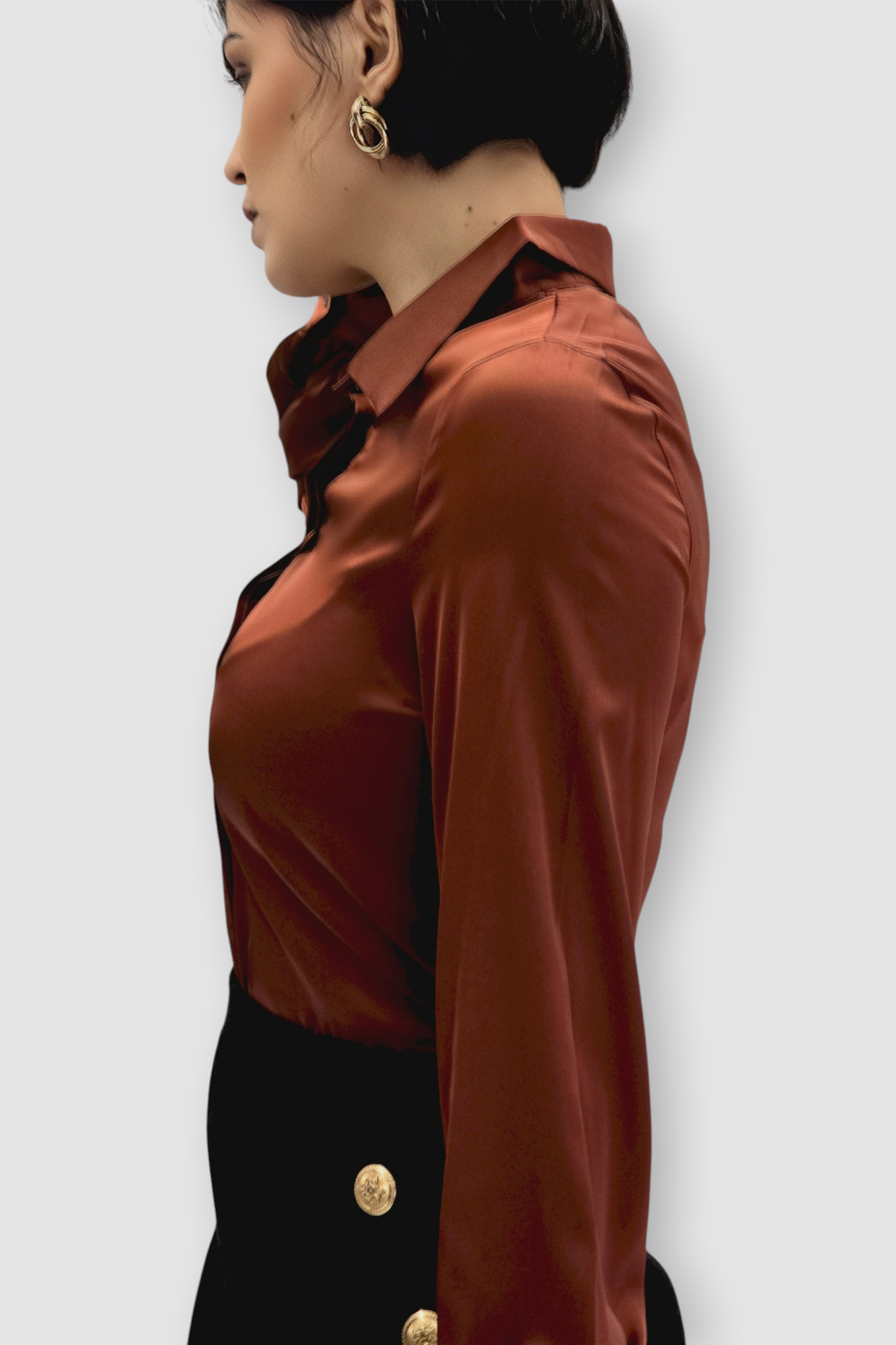 Ženska satenska košulja Fianna u bakreno smeđoj boji s diskretnim sjajem i klasičnim krojem