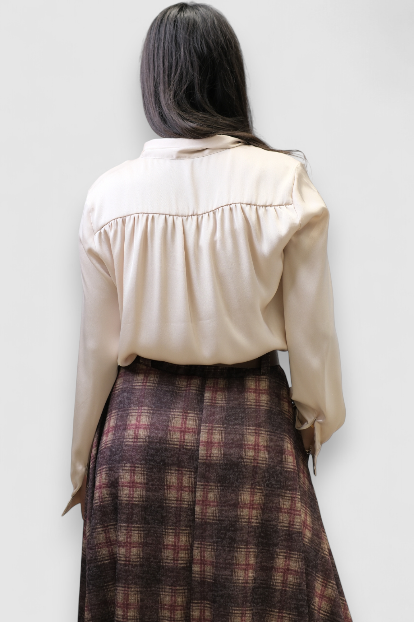 Ženska satenska košulja Ivania u bež boji s ukrasnom kravatom, bez kopčanja