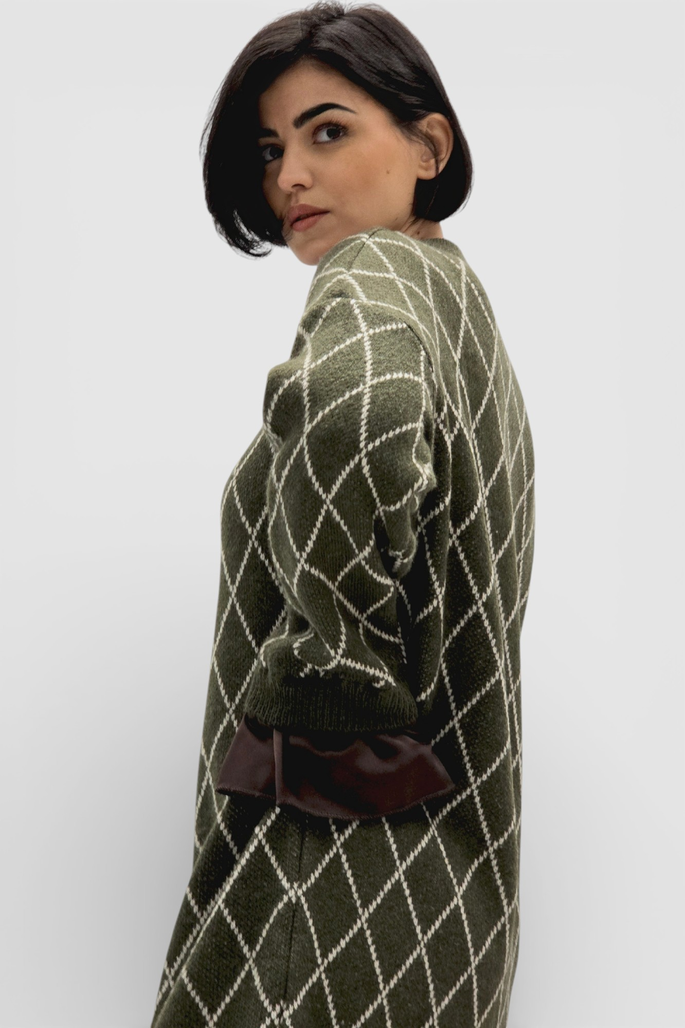 Zelena pletena haljina Cristal s dijamantnim uzorkom i satenskim rub s volanom