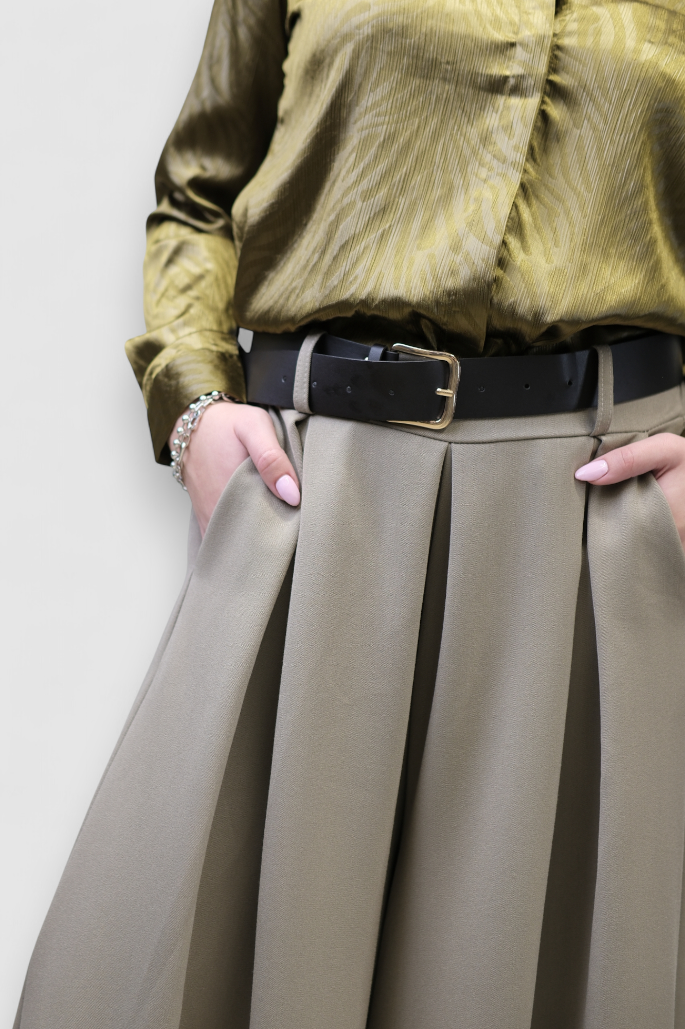 Suknja hlače Cicely u boji blata s faldama i remenom