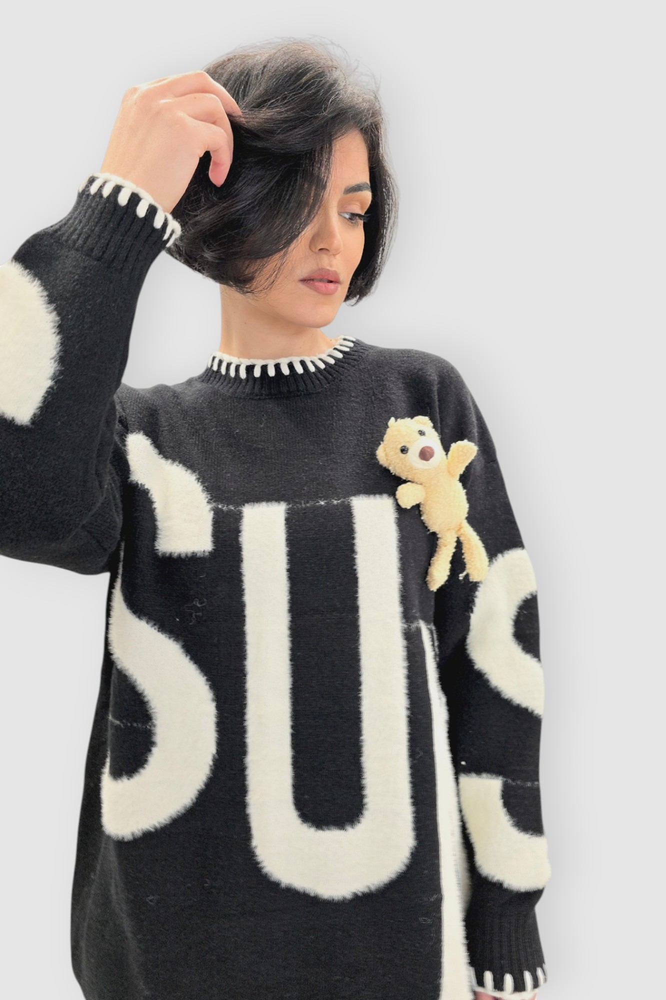 Ženski crni oversized džemper Carmen s medvjedićem